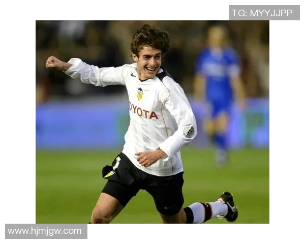 西班牙足球球星辉煌历程与绿茵赛场上的荣耀时刻